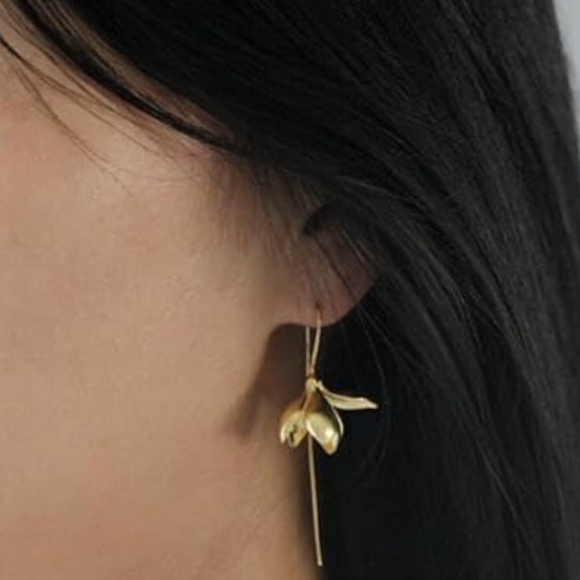Little Flower Blossom Earrings 3D Gold Flowers Modern Botanical Nature New - Picture 3 of 5